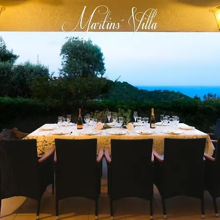Martin 's Villa. House On The With Pool Vila Lloret de Mar